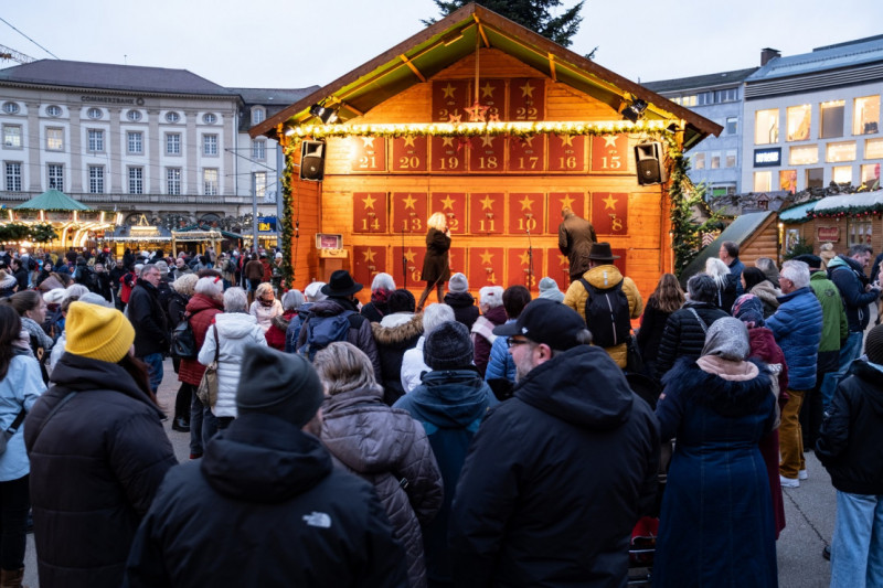 Adventskalenderöffnung auf dem Kasseler Märchenweihnachtsmarkt